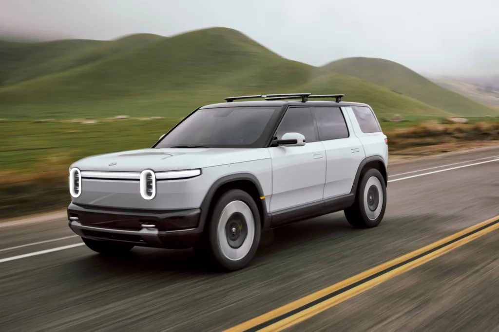 Rivian R2 za 58 tys. USD wyjeżdża już do klientów. Tańsze odmiany pojawią się w przyszłym roku Rivian R2 za 58 tys. USD wyjeżdża już do klientów. Tańsze odmiany pojawią się w przyszłym roku - Rivian R2 2