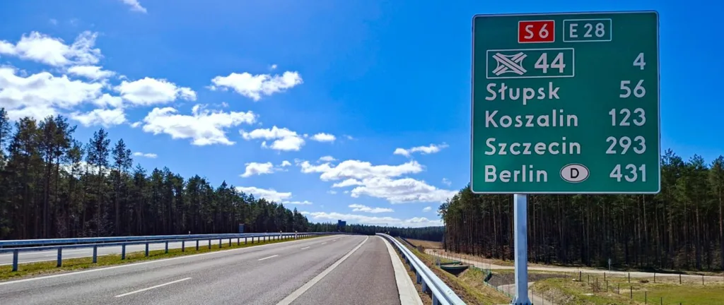 300 km od Szczecina do Trójmiasta „ekspresówką”. Od 26 czerwca S6 przejezdna w całości 300 km od Szczecina do Trójmiasta „ekspresówką”. Od 26 czerwca S6 przejezdna w całości - S6 10