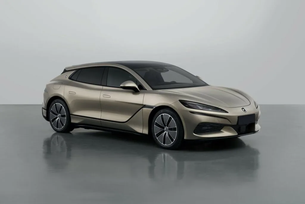 BYD uruchomił pierwszą megawatową ładowarkę w Niemczech. 97 proc. w dziewięć minut! - denza z9 gt