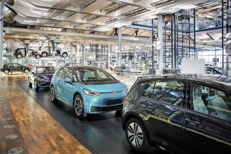 Volkswagen szykuje gigantyczną redukcję zatrudnienia. 100 tysięcy etatów mniej? - fabryka