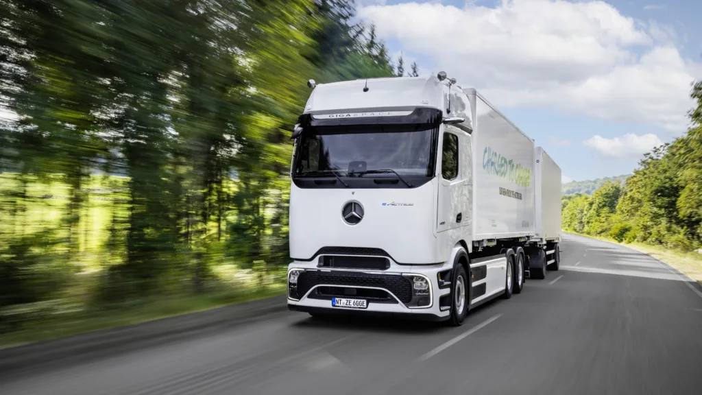 Ciężarówki na prąd przyspieszają. Chiny wyznaczają tempo, Polska goni - mercedes benz eactros 600 6 2