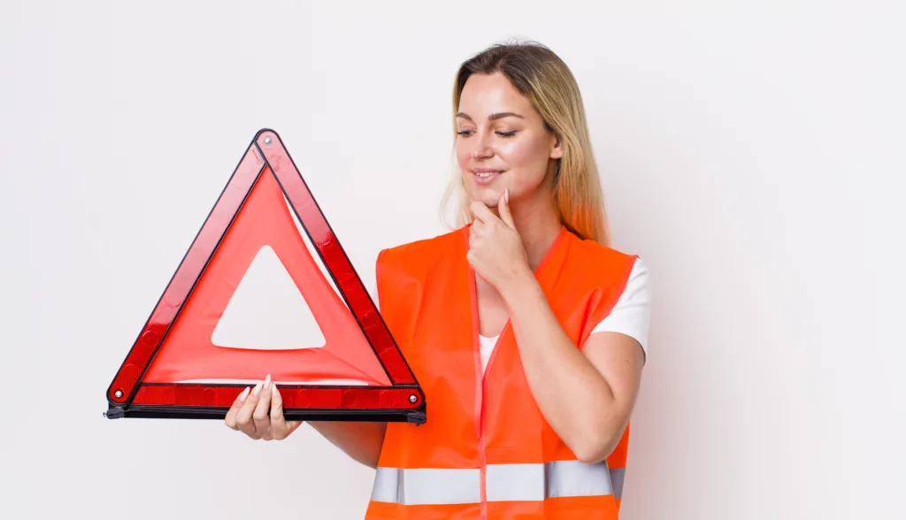 Awaria na autostradzie lub drodze ekspresowej. Co robić, jak zminimalizować niebezpieczeństwo? - smiling with happy confident expression with hand chin