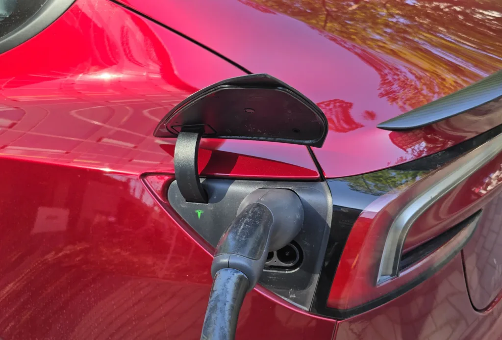 Tesla Model 3 z „drugiej ręki”. Zadbany model za 100 tys. złotych? To możliwe! - 20250814 100404