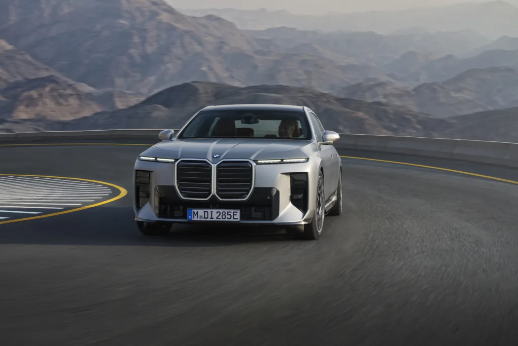 BMW rośnie w Europie i kurczy się w Azji. 100 tys. zamówień na iX3 może poprawić sprzedaż BMW rośnie w Europie i kurczy się w Azji. 100 tys. zamówień na iX3 może poprawić sprzedaż - BMW wyniki iX3 3