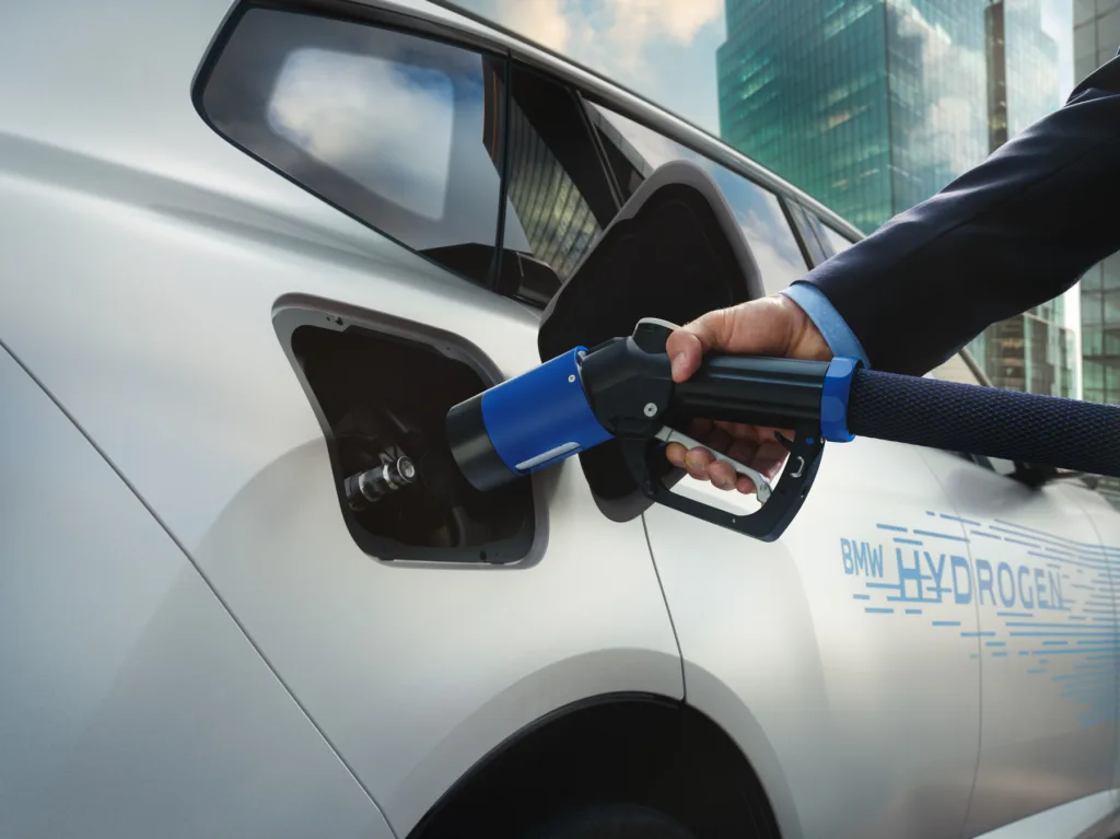 BMW: iX5 z zasięgiem 845 km, plug-in i pierwszy seryjny model wodorowy - BMW x5 hydrogen 1