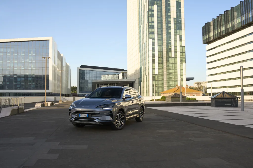 BYD odsłania nowego flagowego sedana. Dwie wersje i ultraszybkie ładowanie BYD odsłania nowego flagowego sedana. Dwie wersje i ultraszybkie ładowanie - BYD SEAL U DM I EXTERIOR 010