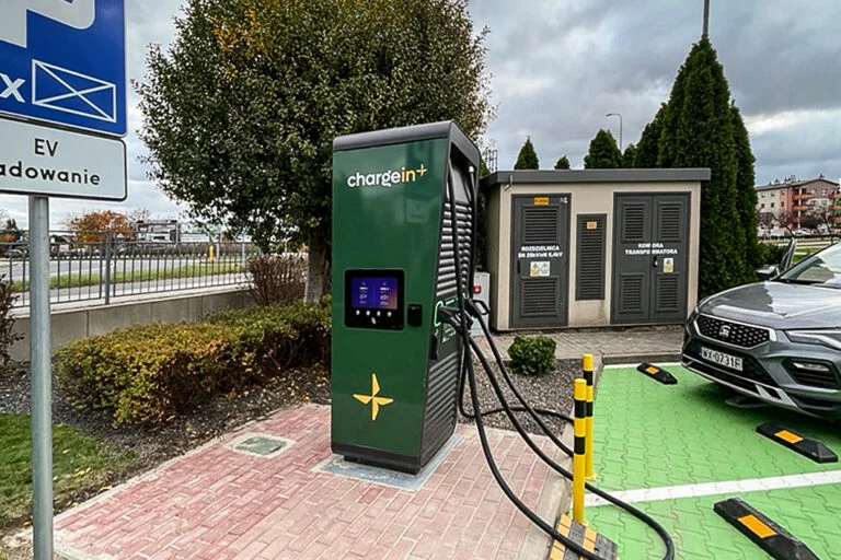 Szybka ładowarka ChargeIn w pobliżu S8. Ma 150 kW i terminal płatniczy - ChargeIn Olawa 2
