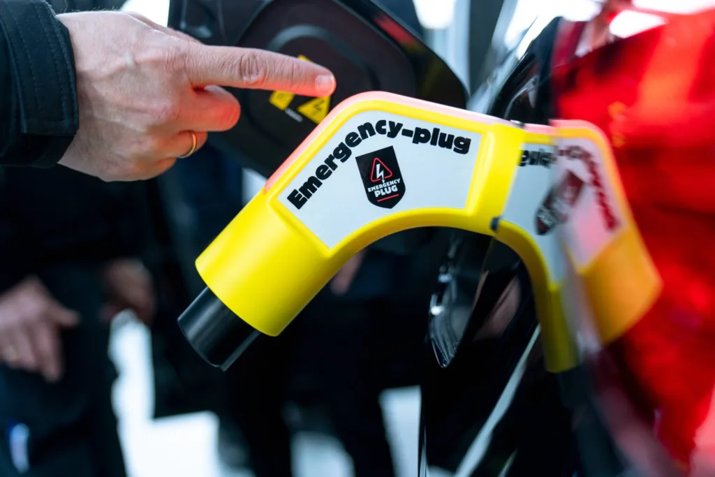Chiny wprowadziły ultrarygorystyczne normy bateryjne. Mechanizm odetnie wysokie napięcie w EV Chiny wprowadziły ultrarygorystyczne normy bateryjne. Mechanizm odetnie wysokie napięcie w EV - Chiny normy bezpieczenstwa fot. Volvo 2