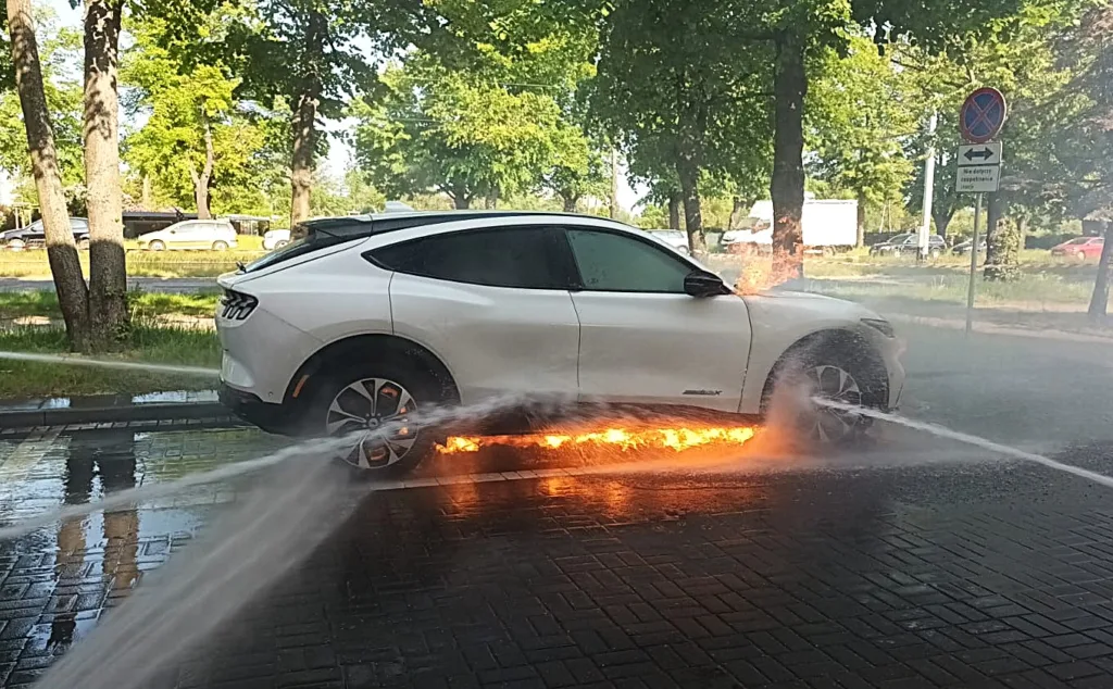 Chiny wprowadziły ultrarygorystyczne normy bateryjne. Mechanizm odetnie wysokie napięcie w EV Chiny wprowadziły ultrarygorystyczne normy bateryjne. Mechanizm odetnie wysokie napięcie w EV - Chiny normy pozar KM PSP Gdansk 3
