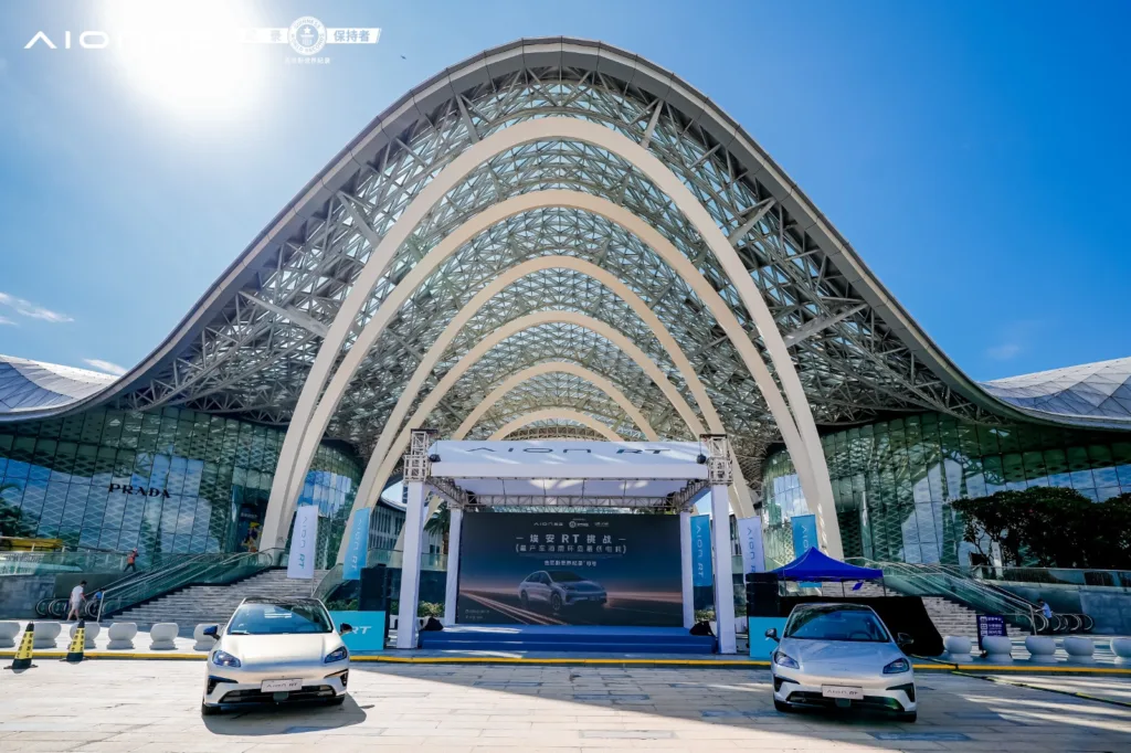 Chiński elektryk zużył zaledwie 8,571 kWh/100 km. AION RT ustanowił rekord Guinnessa Chiński elektryk zużył zaledwie 8,571 kWh/100 km. AION RT ustanowił rekord Guinnessa - GAC rekord 1