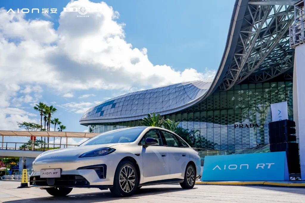 Chiński elektryk zużył zaledwie 8,571 kWh/100 km. AION RT ustanowił rekord Guinnessa Chiński elektryk zużył zaledwie 8,571 kWh/100 km. AION RT ustanowił rekord Guinnessa - GAC rekord 4