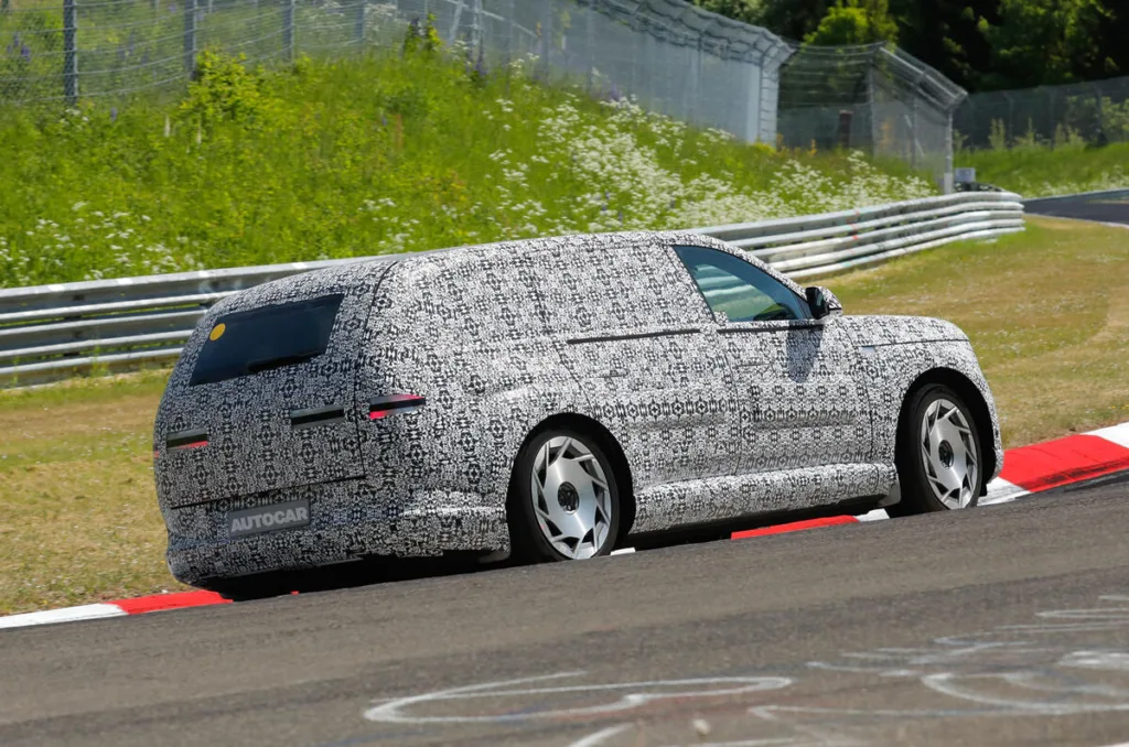Genesis GV90 celuje w Range Rovera. Drzwi jak w Rolls-Royce, drewniana podłoga i ekran kinowy Genesis GV90 celuje w Range Rovera. Drzwi jak w Rolls-Royce, drewniana podłoga i ekran kinowy - Genesis fot Autocar 2