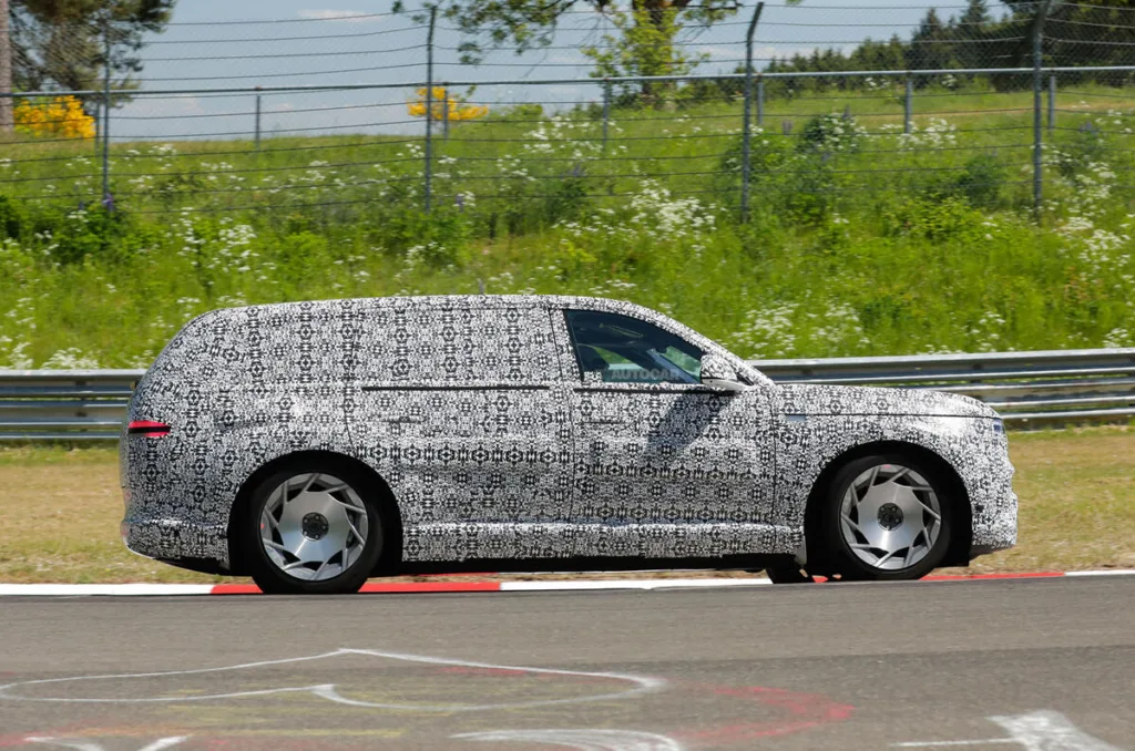 Genesis GV90 celuje w Range Rovera. Drzwi jak w Rolls-Royce, drewniana podłoga i ekran kinowy Genesis GV90 celuje w Range Rovera. Drzwi jak w Rolls-Royce, drewniana podłoga i ekran kinowy - Genesis fot Autocar 3