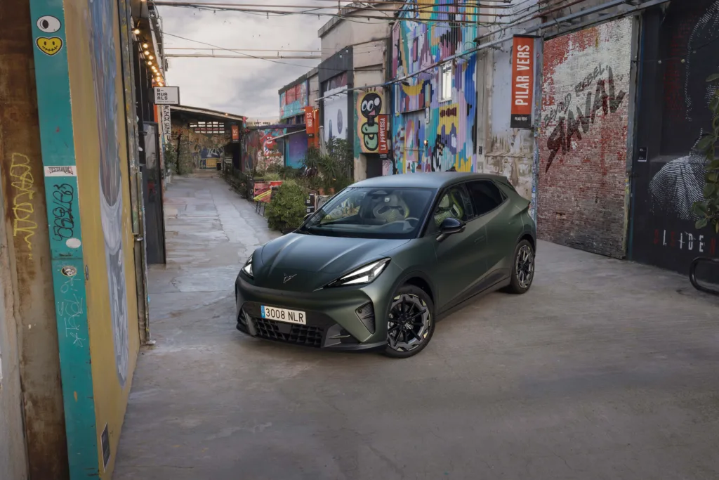 Hiszpania: nowy program Auto+ oferuje nawet 12 tysięcy euro dopłaty do vana - Hiszpania doplaty CUPRA Raval fot Seat 1