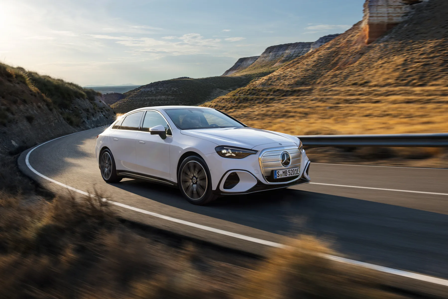 Der neue Mercedes-Benz C 400 4MATIC elektrisch.
Energieverbrauch kombiniert: 18,6-14,2 kWh/100 km | CO₂-Emissionen kombiniert: 0 g/km | CO₂-Klasse: A [1]
Exterieur: AMG Line; MANUFAKTUR opalithweiß metallic bright
[1] Die Angaben sind vorläufig. Es liegen bislang weder bestätigte Werte von einer amtlich anerkannten Prüforganisation noch eine EG-Typgenehmigung noch eine Konformitätsbescheinigung mit amtlichen Werten vor. Abweichungen zwischen den Angaben und den amtlichen Werten sind möglich.;Energieverbrauch kombiniert: 18,6-14,2 kWh/100 km | CO₂-Emissionen kombiniert: 0 g/km | CO₂-Klasse: A*The all-new Mercedes-Benz C 400 4MATIC electric.
Energy consumption combined: 18,6-14,2 kWh/100 km | CO₂ emissions combined: 0 g/km | CO₂ class: A [1]
Exterior: AMG Line; MANUFAKTUR opalithe white bright
[1] The information is provisional. Neither confirmed values from an officially recognised testing organisation nor an EC type approval nor a certificate of conformity with official values are available to date. Deviations between the data and the official values are possible.;Energy consumption combined: 18,6-14,2 kWh/100 km | CO₂ emissions combined: 0 g/km | CO₂ class: A*