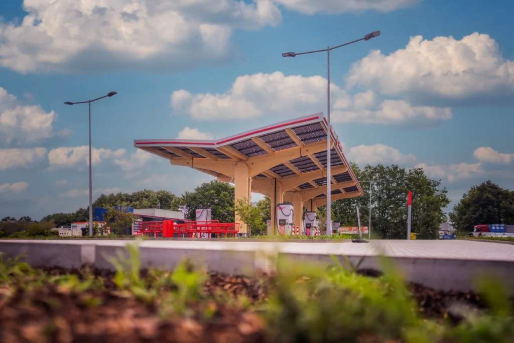 ORLEN uruchomił pierwszy hub w Niemczech. Moc 400 kW i 16 punktów ładowania! ORLEN uruchomił pierwszy hub w Niemczech. Moc 400 kW i 16 punktów ładowania! - ORLEN Charge Hub Niemcy Elmshorn 2