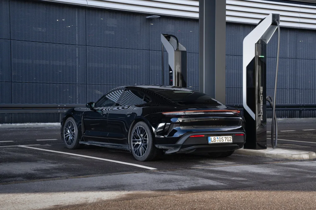 Porsche mocno wyhamował. Sprzedaż BEV do czerwca spadła o ponad 36 procent - Porsche polrocze sprzedaz Taycan 2