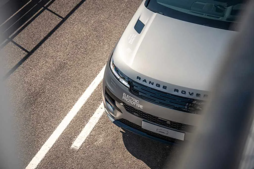 Elektryczny Range Rover nadjeżdża. 550 KM i 4,5 sekundy do „setki” Elektryczny Range Rover nadjeżdża. 550 KM i 4,5 sekundy do „setki” - Range Rover Sport Electric 2