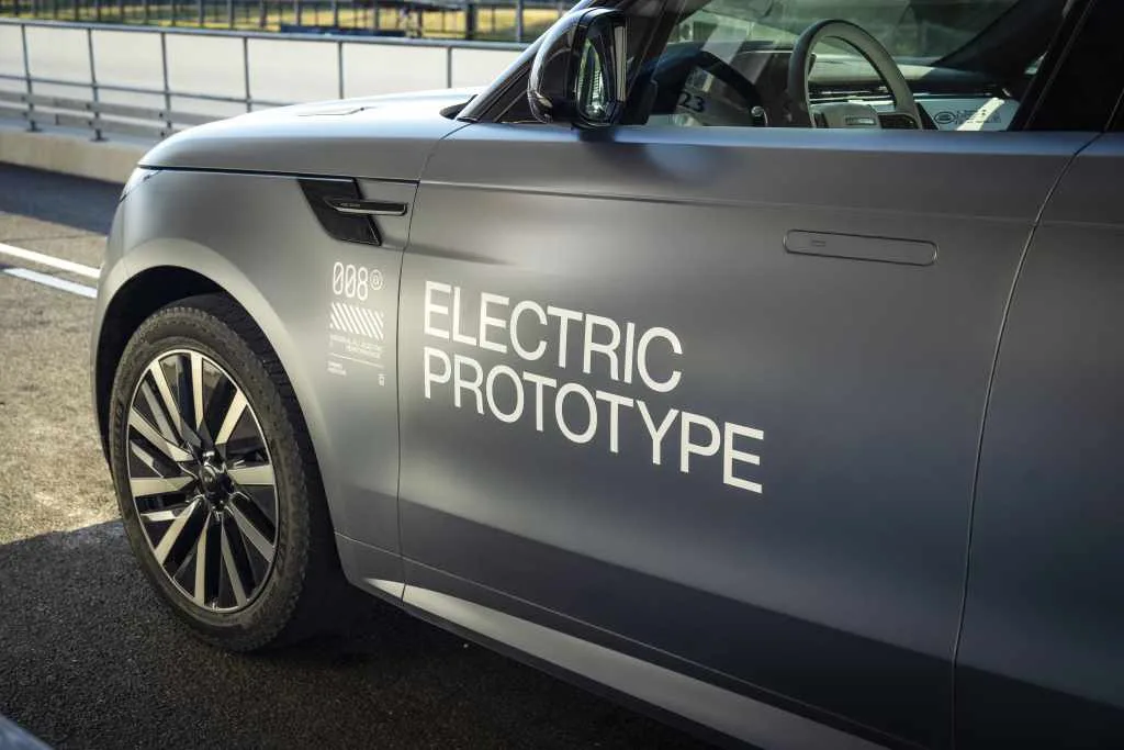 Elektryczny Range Rover nadjeżdża. 550 KM i 4,5 sekundy do „setki” Elektryczny Range Rover nadjeżdża. 550 KM i 4,5 sekundy do „setki” - Range Rover Sport Electric 4
