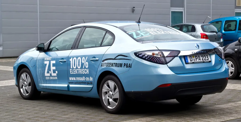 Miały zastąpić stacje benzynowe. Czy stacje akumulatorowe to ślepa uliczka motoryzacji? - Renault Fluence Z.E
