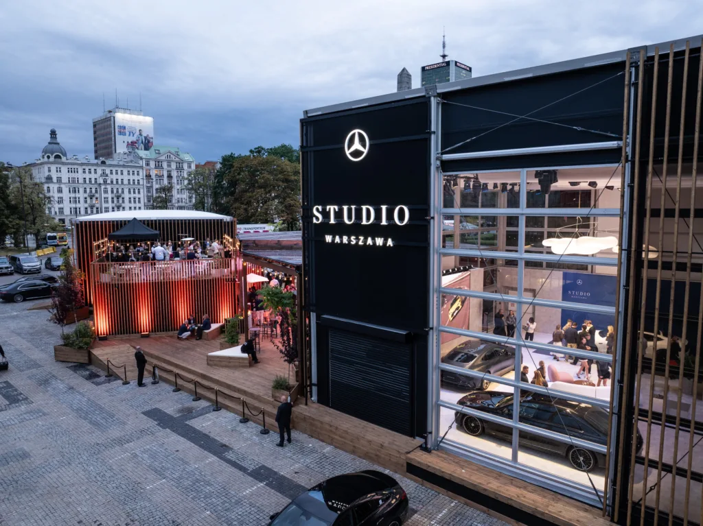 Mercedes-Benz Studio Warszawa już otwarte. Nowa przestrzeń na Placu Defilad łączy to co kochają miliony: motoryzację, kulturę i miejski styl życia - Studio Mercedes 2
