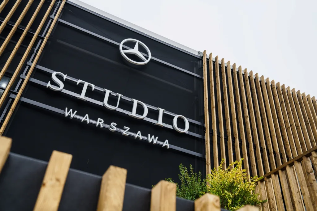 Mercedes-Benz Studio Warszawa już otwarte. Nowa przestrzeń na Placu Defilad łączy to co kochają miliony: motoryzację, kulturę i miejski styl życia - Studio Mercedes 4