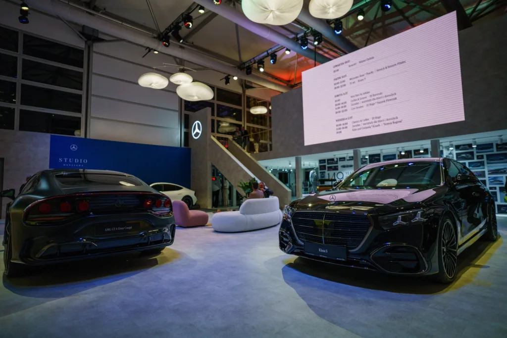 Mercedes-Benz Studio Warszawa już otwarte. Nowa przestrzeń na Placu Defilad łączy to co kochają miliony: motoryzację, kulturę i miejski styl życia - Studio Mercedes 5