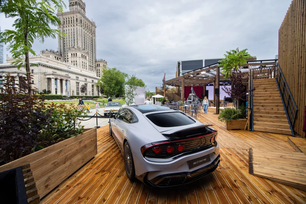 Mercedes-Benz Studio Warszawa już otwarte. Nowa przestrzeń na Placu Defilad łączy to co kochają miliony: motoryzację, kulturę i miejski styl życia - Studio Mercedes 6