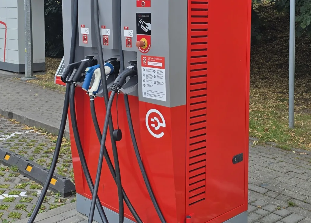 Różnica nawet 1 zł/kWh, czyli wakacyjne promocje na ładowanie. Gdzie kierowcy EV zapłacą najmniej? - Wakacyjne promocje ladowanie 1