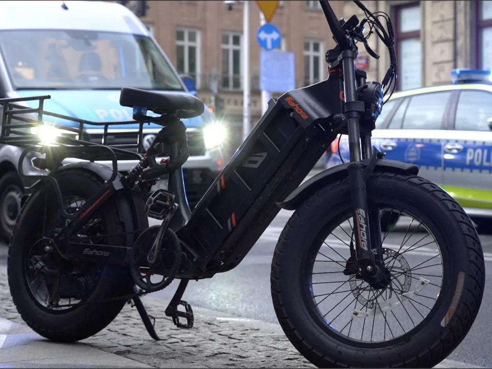 Warszawa hamuje elektryczne jednoślady. Weekendowa akcja „e‑Bike” i 74 mandaty pokazały skalę problemu Warszawa hamuje elektryczne jednoślady. Weekendowa akcja „e‑Bike” i 74 mandaty pokazały skalę problemu - Warszawa akcja hulajnogi policja 1