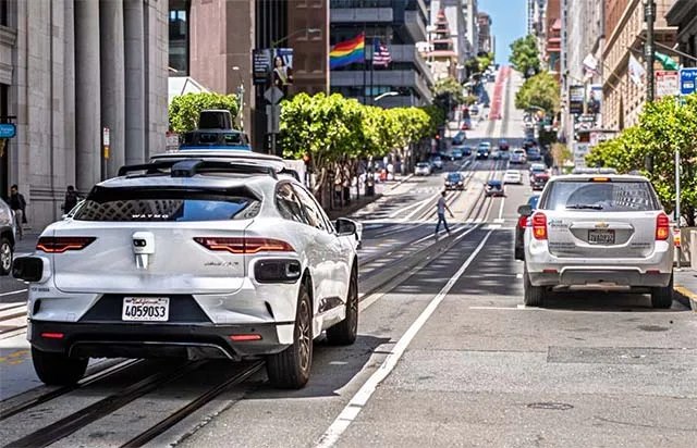 Robotaxi kontra człowiek: Waymo wygrywa o 68% na każdej mili! Robotaxi kontra człowiek: Waymo wygrywa o 68% na każdej mili! - Waymo fot 1