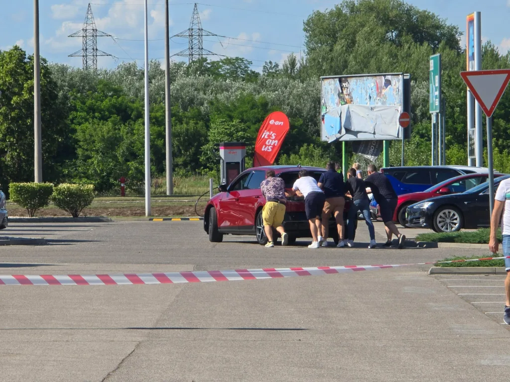 Węgrzy rozładowali 45 elektryków do zatrzymania. Niektóre jechały dziesiątki kilometrów po wskazaniu 0% - Wegry test elmob 5