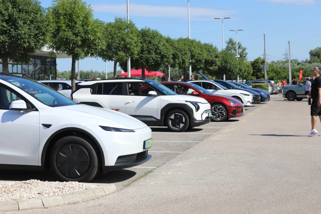 Węgrzy rozładowali 45 elektryków do zatrzymania. Niektóre jechały dziesiątki kilometrów po wskazaniu 0% - Wegrzy test elmob 2