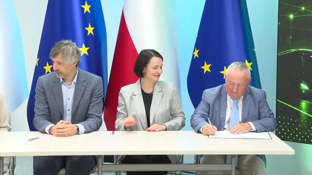Kapitałowy impuls dla „elektrycznych” autostrad. Polska za 1,26 mld zł buduje fundamenty pod eHDV Kapitałowy impuls dla „elektrycznych” autostrad. Polska za 1,26 mld zł buduje fundamenty pod eHDV - ehdv dofinansowanie 4