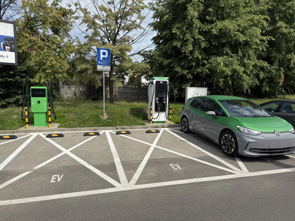 Różnica nawet 1 zł/kWh, czyli wakacyjne promocje na ładowanie. Gdzie kierowcy EV zapłacą najmniej? - enefit stacja ladowania spons