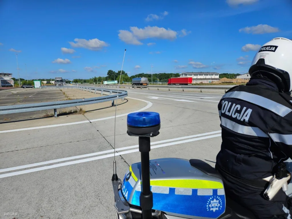 Większy ruch wymaga uwagi. Ponad 90% wypadków wynika z błędów kierowców - policja fot. policja.pl 2