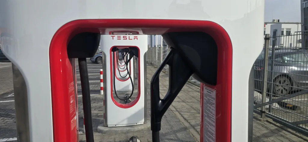 Tesla Model 3 z „drugiej ręki”. Zadbany model za 100 tys. złotych? To możliwe! - supercharger tesla