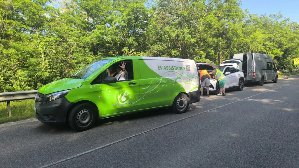 Węgrzy rozładowali 45 elektryków do zatrzymania. Niektóre jechały dziesiątki kilometrów po wskazaniu 0% - wegrzy test elmob 6