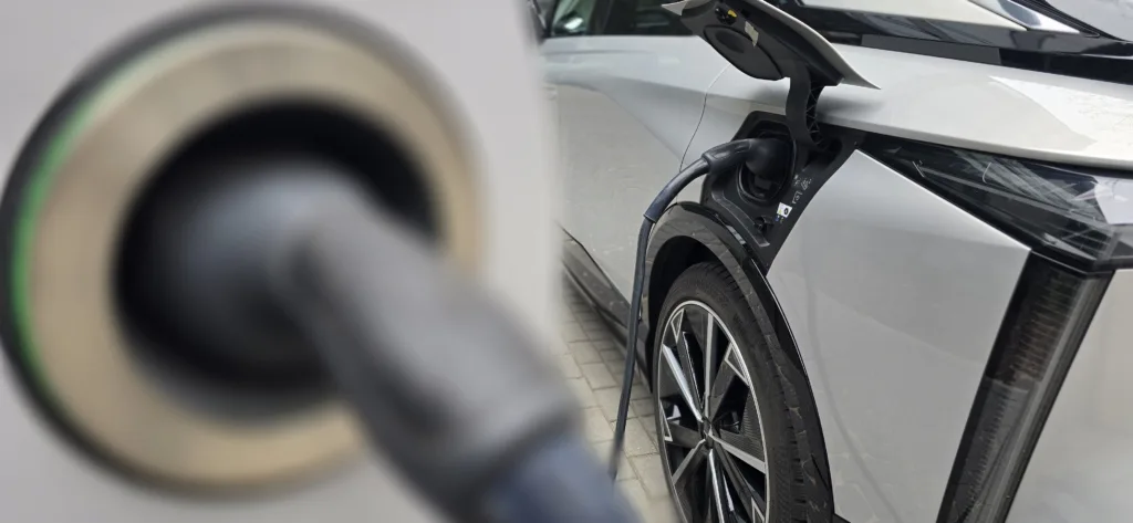 ADAC: Ćwierć prądu znika w gniazdku. Wallbox pokazuje, gdzie naprawdę płynie energia - ADAC ladowanie 55