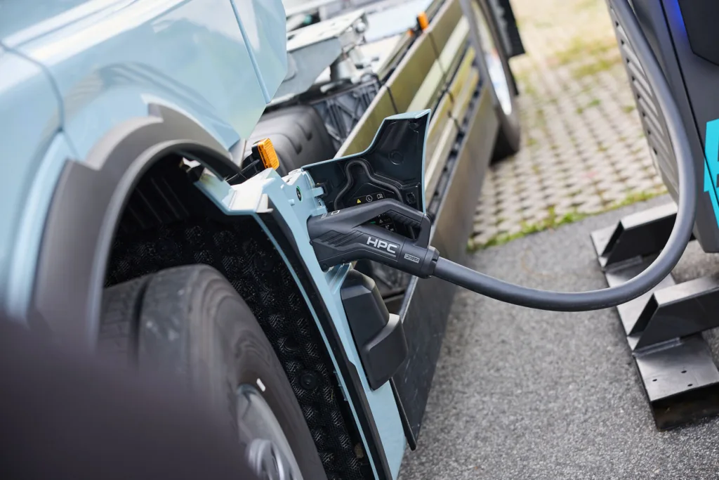 Auta elektryczne tyją, drogi pękają. Chińska luka na 44 mld USD - Auta elektryczne ciezarowka MAN 2
