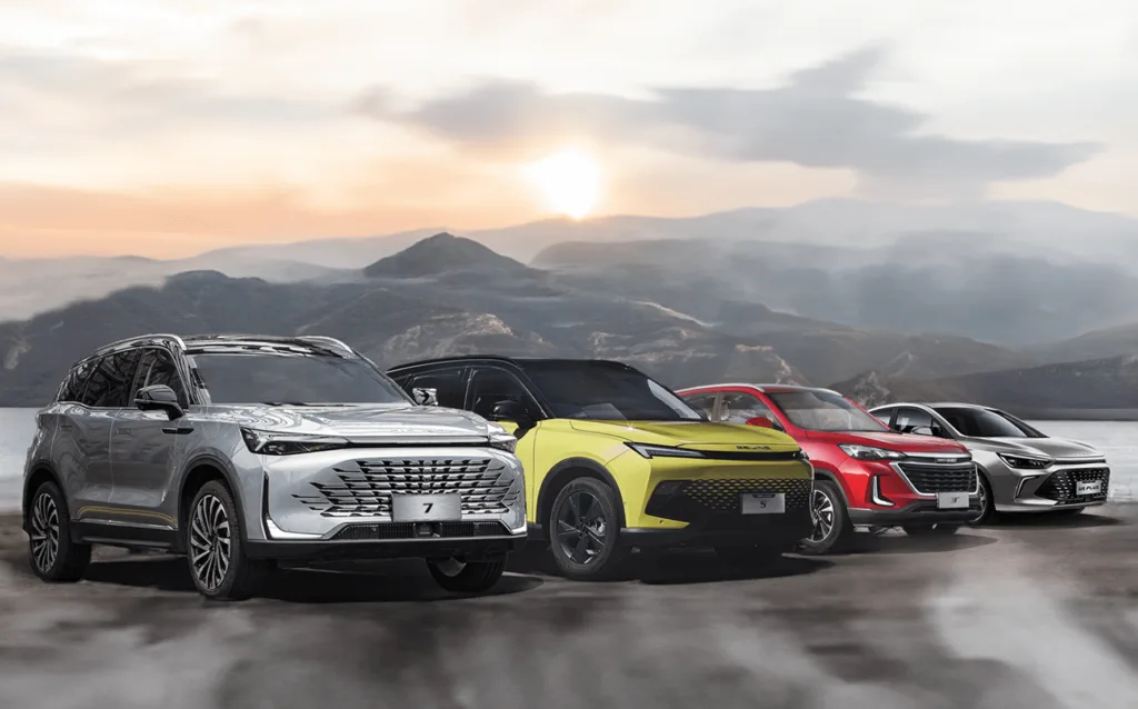 BAIC w ofensywie: nowy Arcfox Alpha T7 kusi ceną, zasięgiem i dużym nadwoziem - BAIC 00