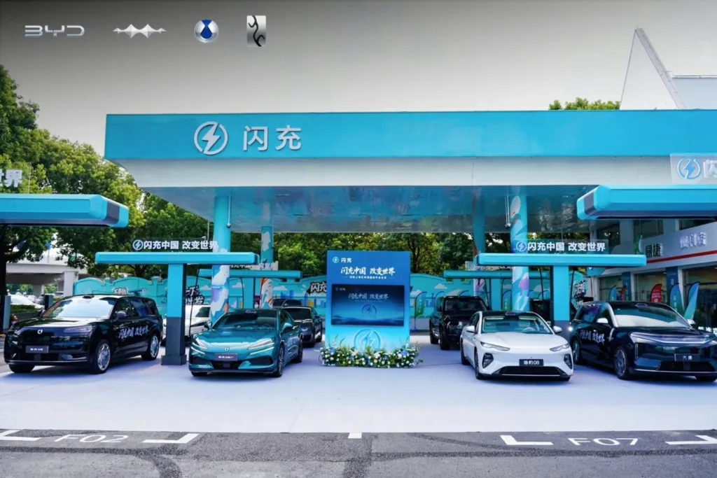 Na tej stacji zniknęły dystrybutory. Zastąpiły je bardzo szybkie ładowarki BYD - BYD Flash Charging Sinopec 1