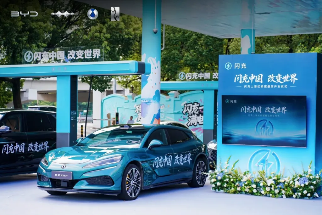Na tej stacji zniknęły dystrybutory. Zastąpiły je bardzo szybkie ładowarki BYD - BYD Flash Charging Sinopec 3