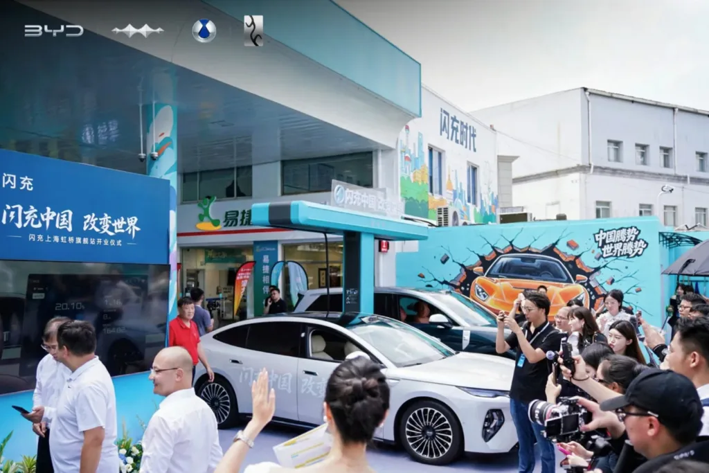 Na tej stacji zniknęły dystrybutory. Zastąpiły je bardzo szybkie ładowarki BYD - BYD Flash Charging Sinopec 4