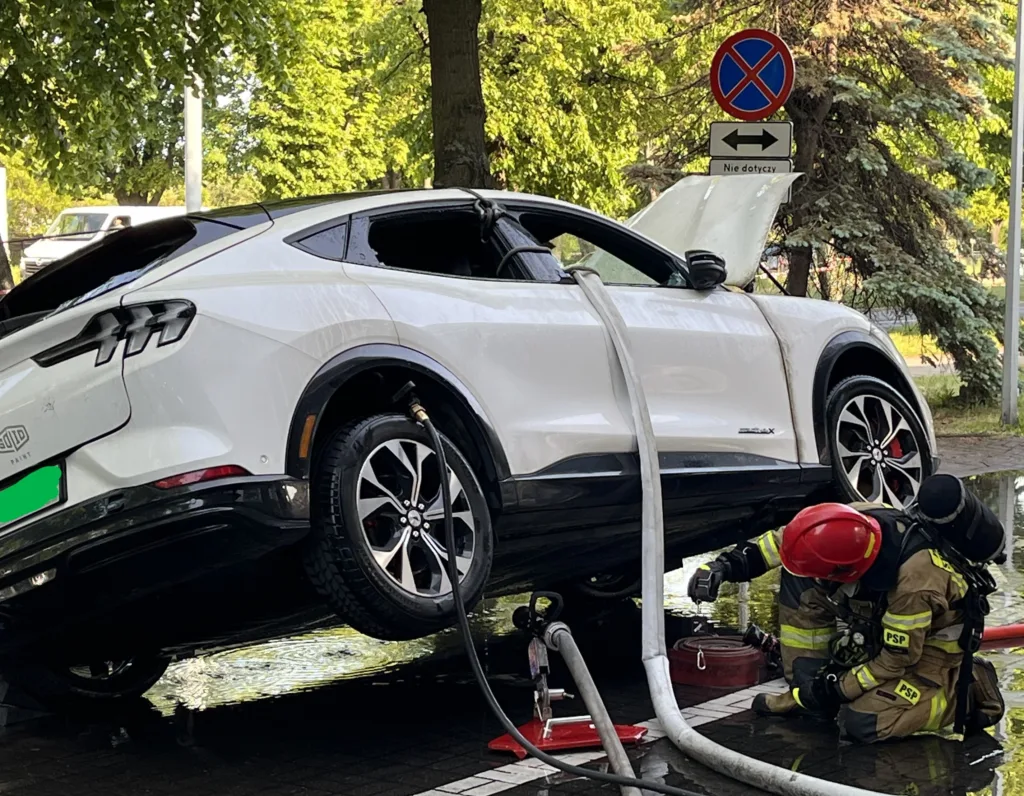 EV płoną rzadziej niż auta spalinowe. Statystyki z Polski i świata nie pozostawiają wątpliwości EV płoną rzadziej niż auta spalinowe. Statystyki z Polski i świata nie pozostawiają wątpliwości - EV plona rzadziej fot. KM PSP Gdansk 1