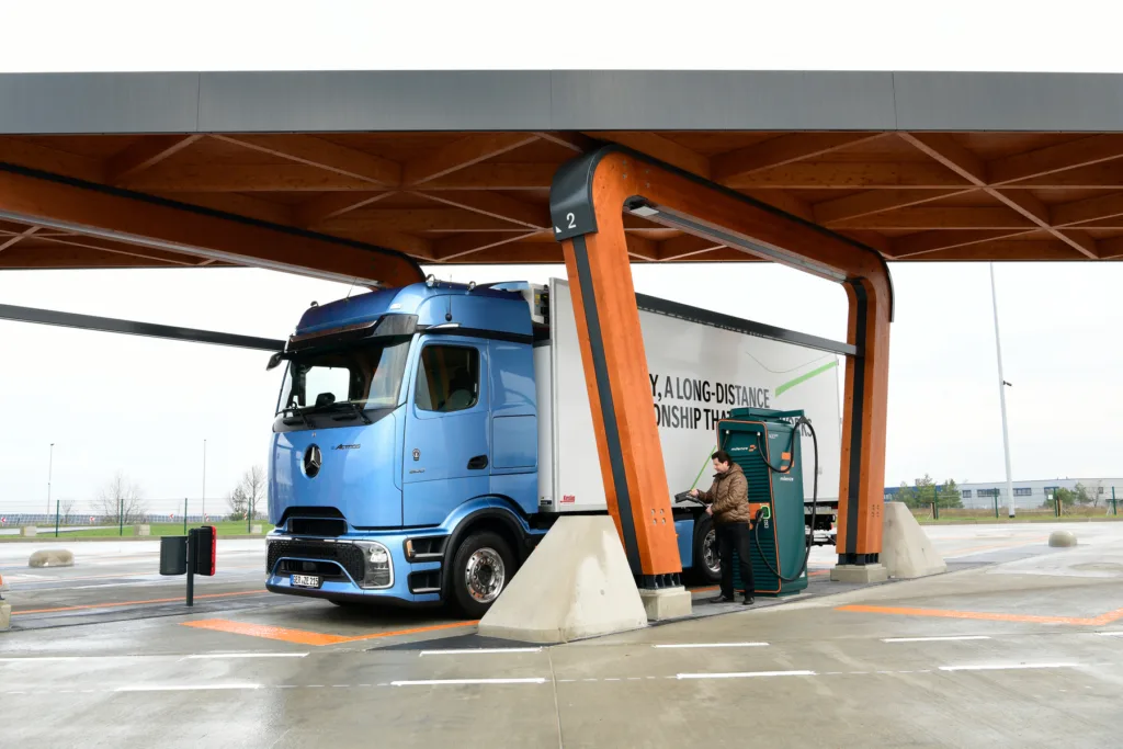 Elektryczne ciężarówki rosną w Europie, jak na drożdżach. Infrastruktura ładowania nadal "kuleje" - Elektryczne ciezarowki Daimler Truck 2