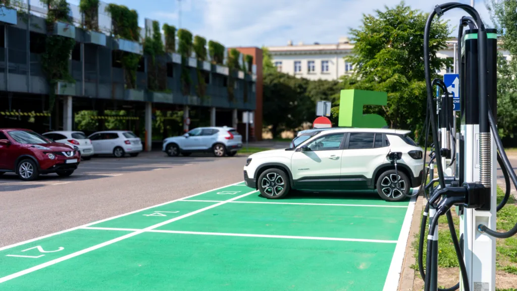 W Manufakturze ruszył nowy hub Eleport. Osiem punktów DC i do 400 kW - Eleport Manufaktura hub ladowania 1