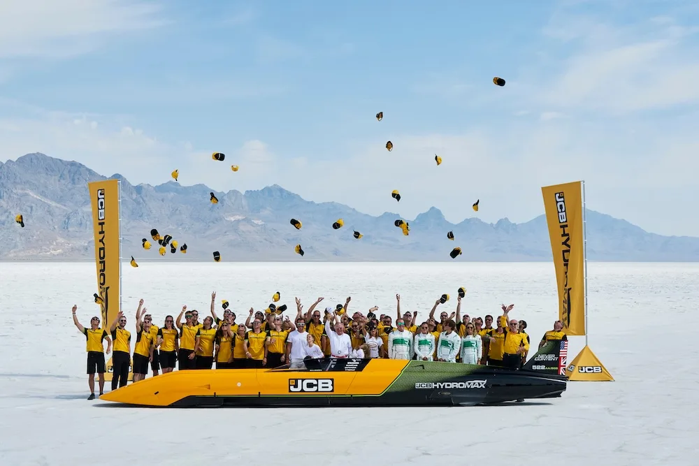 Chłodzony lodem JCB pojechał 654 km/h. Wodorowy rekord świata pobity z ogromnym zapasem - JCB Hydromax rekord 55