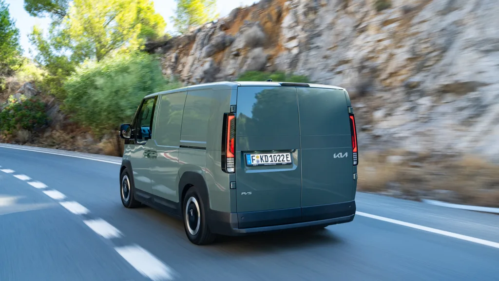 Kia PV5 została liderem elektrycznych vanów na Starym Kontynencie. W Polsce jest już numerem 2 - Kia PV5 Cargo 5