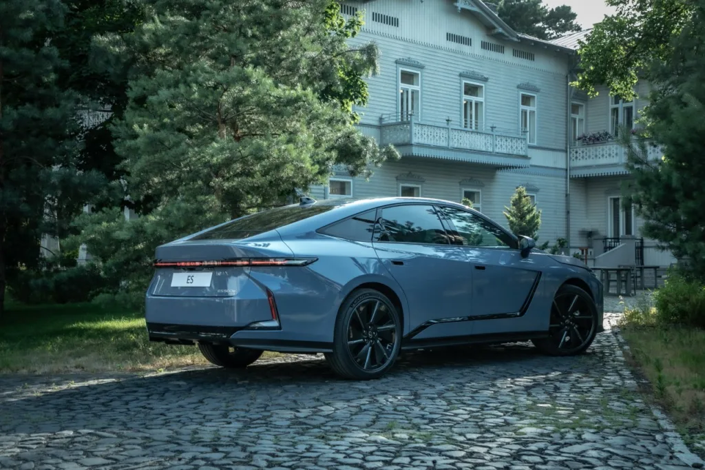 Lexus ES w nowej odsłonie. Do 581 km zasięgu i ceny poniżej 300 tys. zł - Lexus ES 2